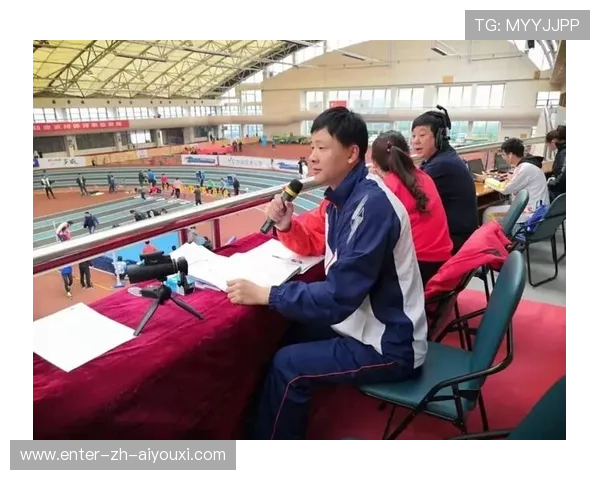 田径三级跳选手落地后滑到解说席